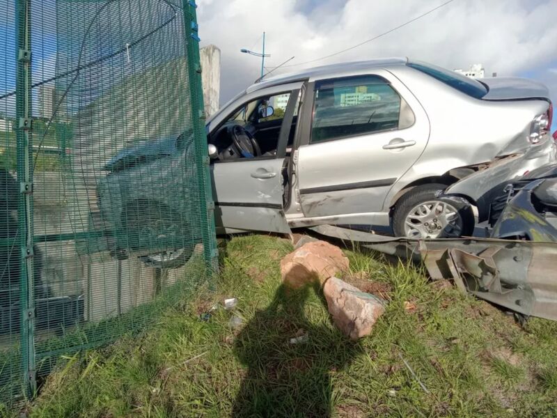 Por causa do risco do veículo cair, o serviço foi suspenso por cerca de 30 minutos