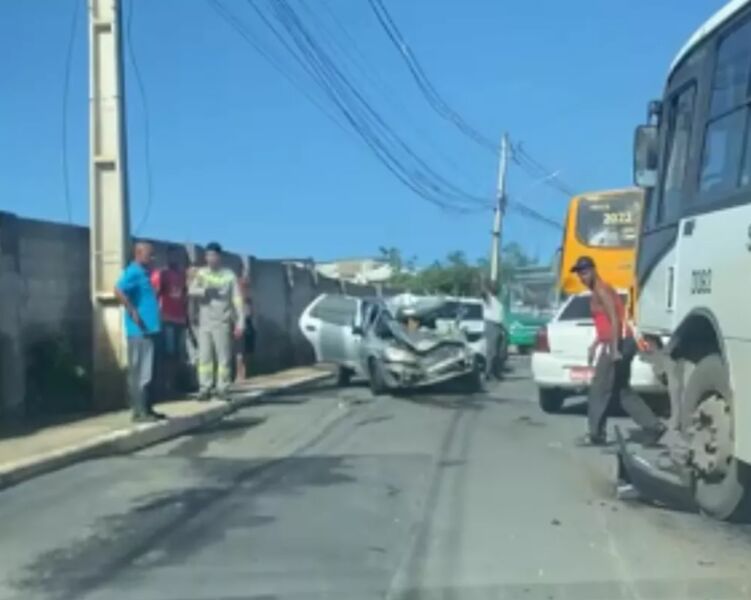 O trânsito ficou lento na região porque os carros permaneceram na via