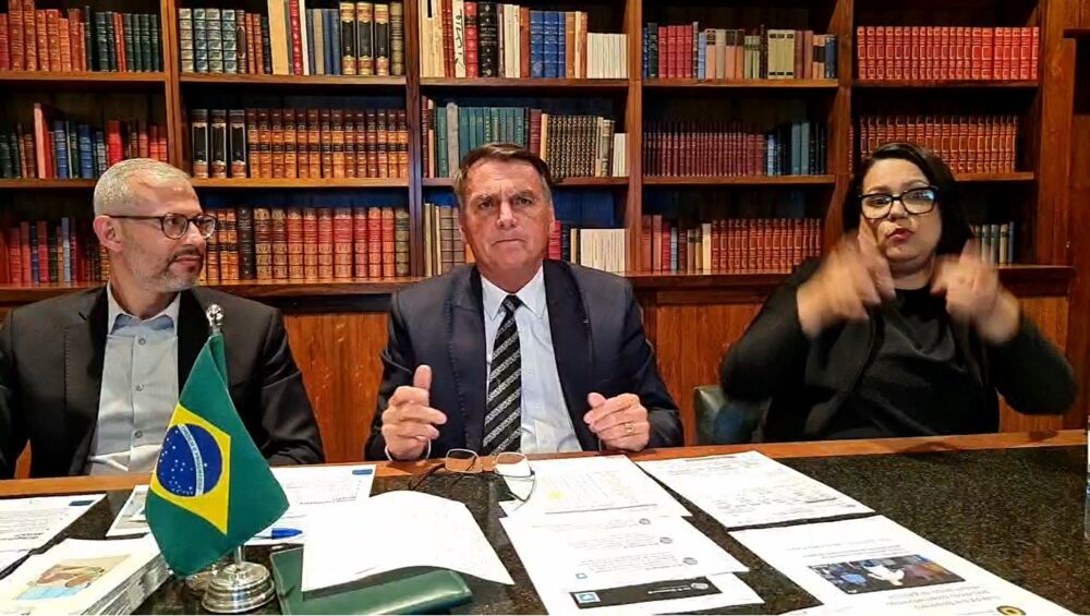 Bolsonaro usou a live para rebater críticas do ex-presidente Luiz Inácio Lula da Silva (PT), de que o presidente tomou atitudes para baixar o preço dos combustíveis por ser ano eleitoral