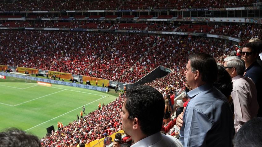 O presidente Jair Bolsonaro, assiete o Jogo Flamengo e Atlético PR no Estádio Nacional de Brasília "Mané Garrincha"