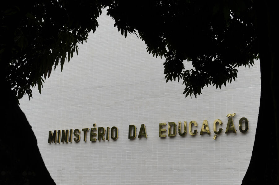 Buscar a recomposição da liderança, às pressas, a fim de evitar maior instabilidade, torna-se uma ação necessária
