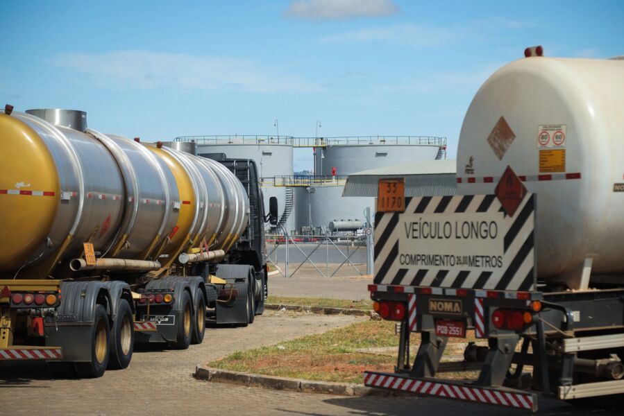 Preço do litro da gasolina nas distribuidoras está mais barato R% 0,15