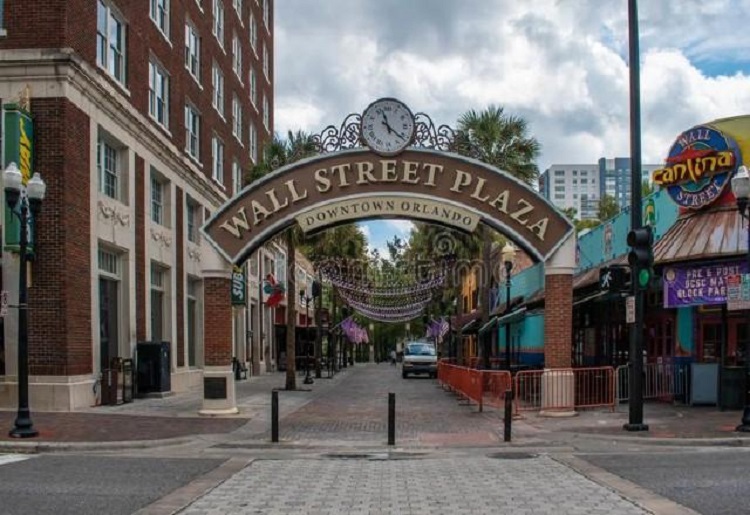 Wall Street Plaza, que abriga bares e restaurantes no centro de Orlando