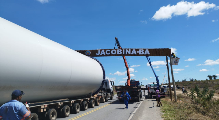 Carreta com torre eólica não conseguiu acessar região.