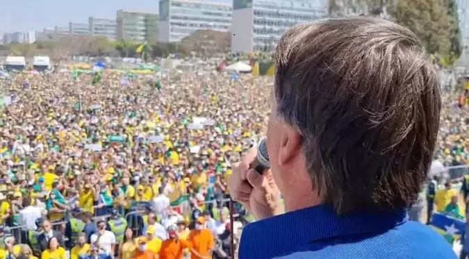 Além das festividades em Brasília, Bolsonaro disse que haverá um desfile militar em Copacabana, no Rio de Janeiro