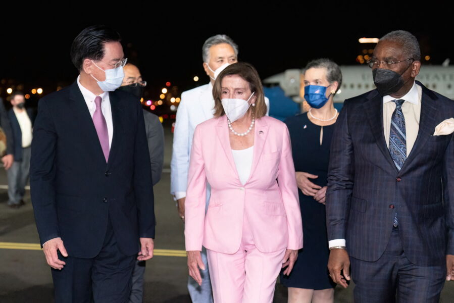 Visita mostra o "apoio incondicional" dos Estados Unidos à ilha, embora "não contradiga" a política de Washington em relação à China