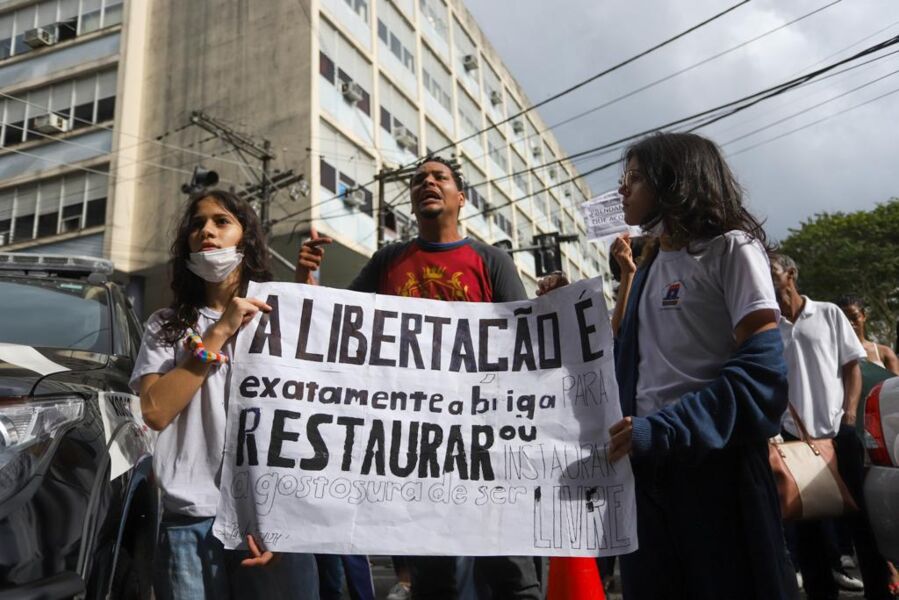 Em cartazes, os jovens pediram justiça e ações públicas para evitar casos do tipo