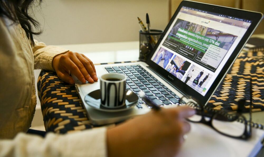 Regime de trabalho à distância não tem jornada definida, horas extras nem adicionais previstos na CLT