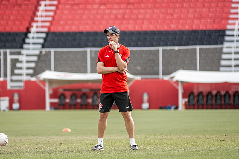 O treinador do Vitória, João Burse