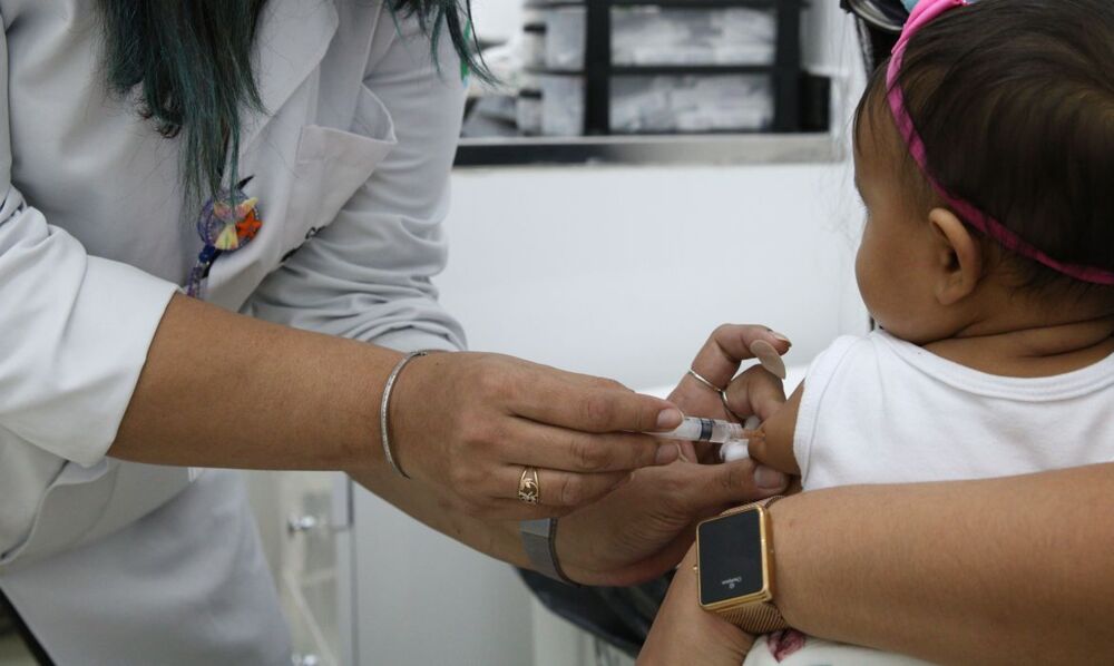 Poliomielite é uma doença contagiosa que pode provocar paralisias irreversíveis e fatais