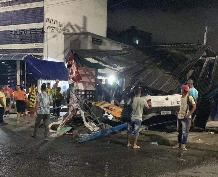 Acidente aconteceu na noite de quinta-feira