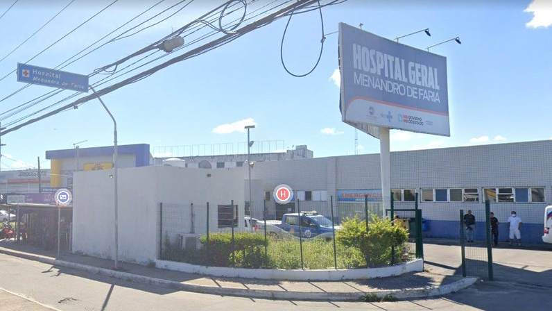 O suspeito de assalto e o passageiro foram internados no Hospital Geral Menandro de Faria (HGMF)
