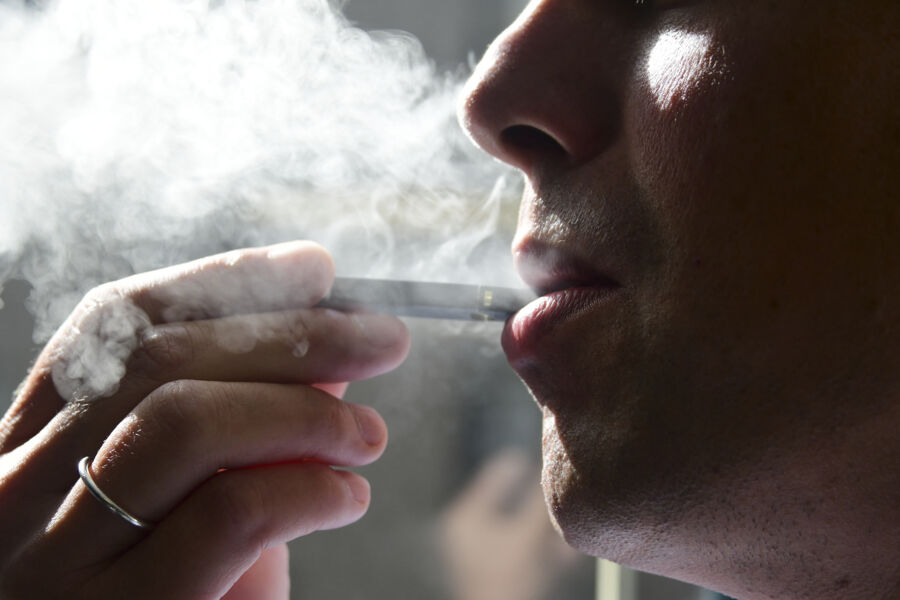 Vapes causam danos iguais aos do cigarro tradicional