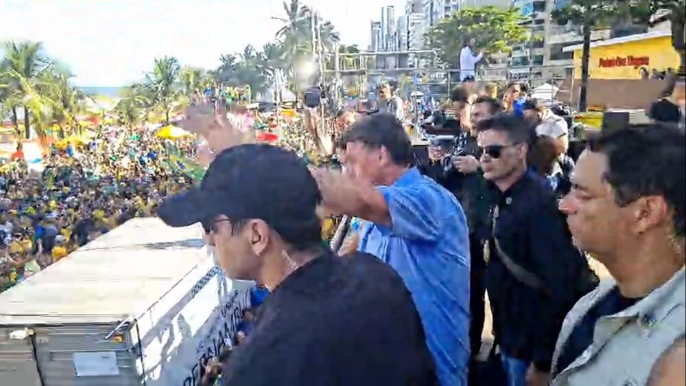 Em Recife, Bolsonaro participa de motociata e "Marcha para Jesus"
