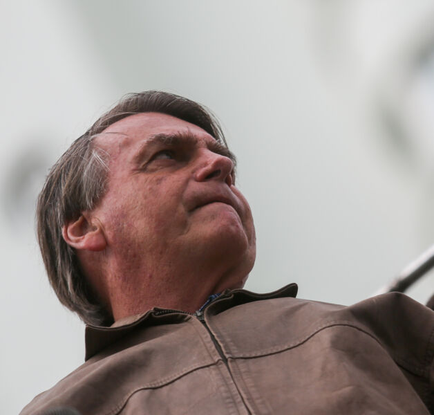 Bolsonaro, alvo de todos, avalia, como Lula, fugir de debates