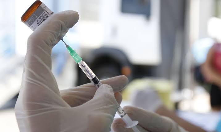 A estratégia contempla a aplicação da 4ª dose para pessoas com 18 anos ou mais