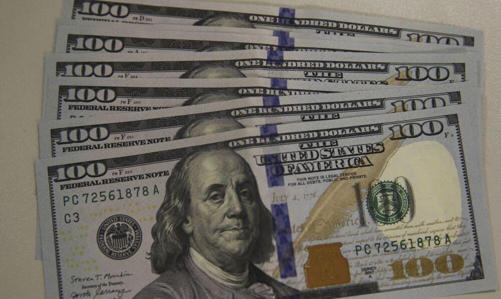 A moeda norte-americana está no menor valor desde o último dia 12, quando tinha fechado a R$ 5,09