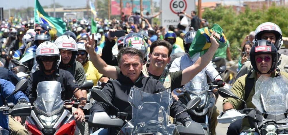 Bolsonaro e Roma durante motociata