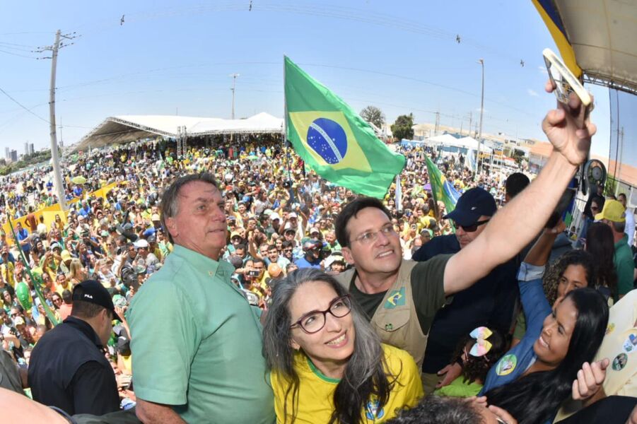 O presidente Jair Bolsonaro, a candidata ao senado Raíssa Soares e o candidato ao Governo da Bahia João Roma durante comício em Juazeiro