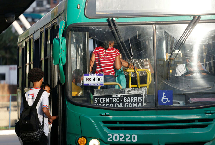 A tarifa do transporte público na cidade é de R$ 4,90