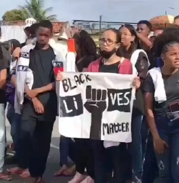 Com cartazes e palavras contra o racismo, os alunos se manifestaram em frente ao colégio, pedindo posicionamento da direção