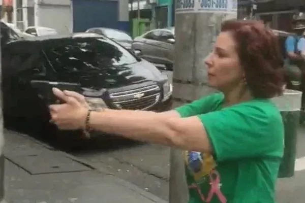 Deputada federal Carla Zambelli (PL-SP) com arma em punho durante confusão em São Paulo