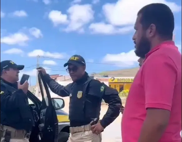 Prefeito de Jacobina, Tiago Dias (PCdoB) conversa com policiais rodoviários federais