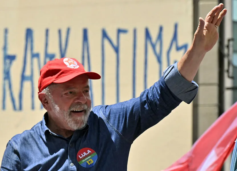 Brazil's former President (2003-2010) and presidential candidate for the leftist Workers Party (PT) Luiz Inacio Lula da Silva waves at supporters during a campaign rally in Campinas, Sao Paulo state, Brazil on October 8, 2022. - Far-right incumbent Jair Bolsonaro and leftist rival Luiz Inacio Lula da Silva went on the attack on the eve, trading accusations of drunkenness and eating human flesh as hostility escalated ahead of Brazil's October 30 presidential runoff. (Photo by NELSON ALMEIDA / AFP)