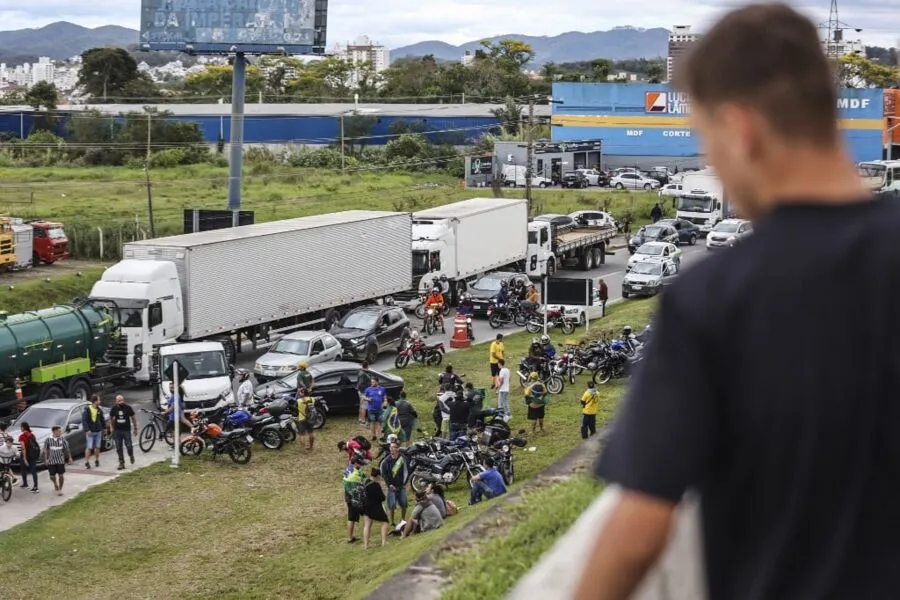Desde a segunda-feira, 31, caminhoneiros paralisam rodovias pelo país