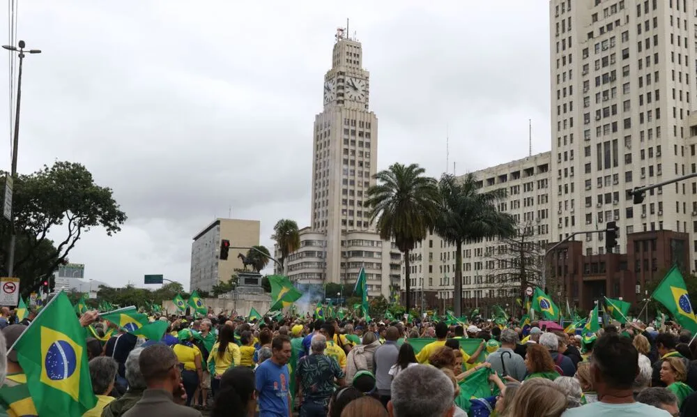 O feriado de Finados foi marcado por atos em diversas cidades, entre elas Brasília, São Paulo e Rio de Janeiro