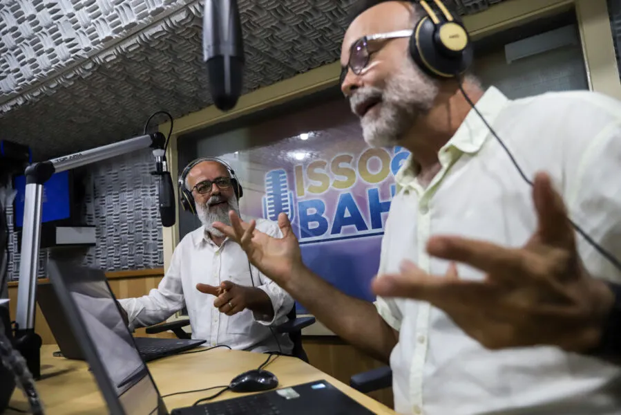 Jornalistas Ernesto Marques e Jefferson Beltrão, em estúdio da A TARDE FM: notícias e debate diário qualificado