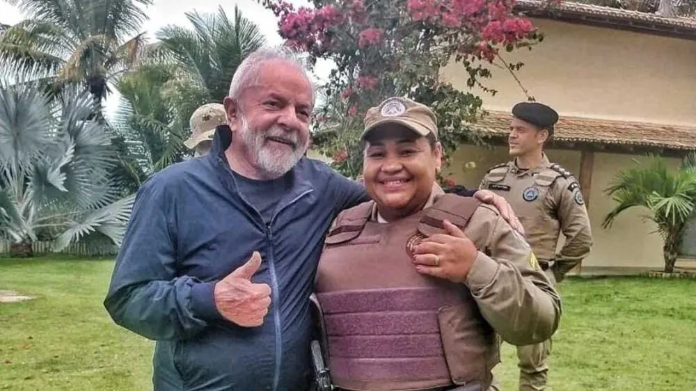 Lula posou para foto ao lado de Policial Militar antes de deixar Trancoso