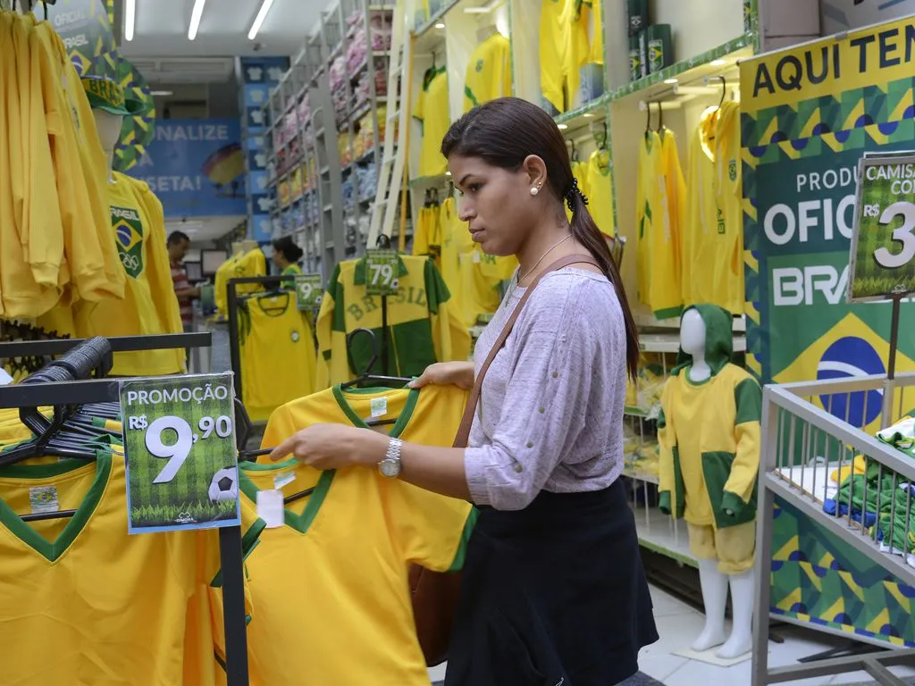 Alessandra dos Santos compra camisas do Brasil
