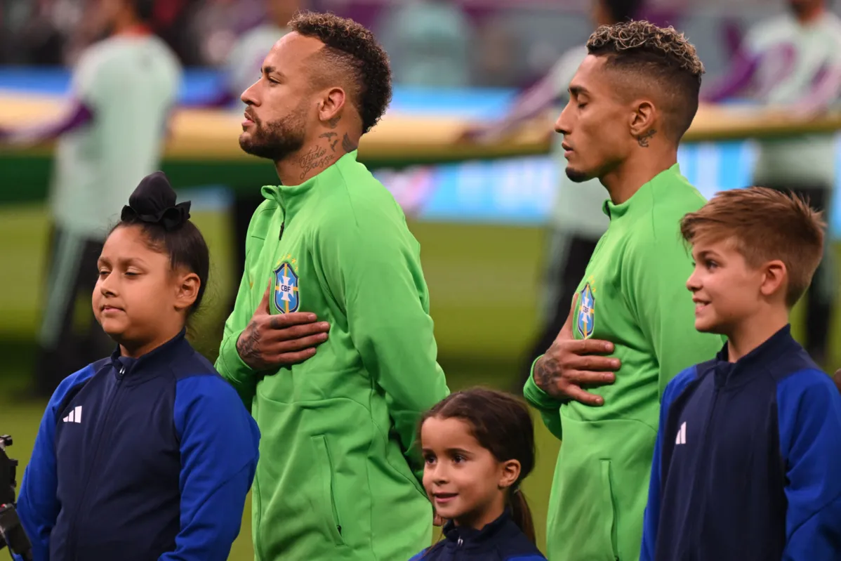 Neymar e Raphinha estiveram em campo na vitória contra a Sérvia na estréia da Copa do Mundo