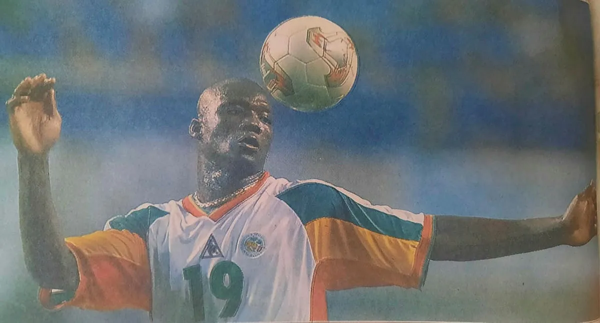 Torcida e jogadores de Senegal fazem homenagem a Papa Bouba Diop