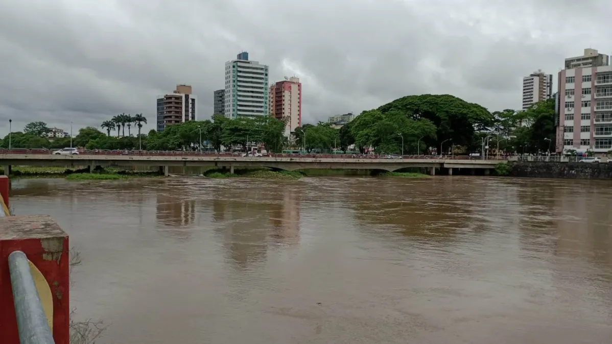 Apesar da persistência da chuva, o nível do Rio Cachoeira começou a baixar no final da noite de sexta-feira, 2