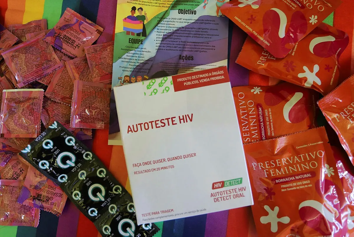 Uso de preservativos são importantes para a prevenção de doenças e infecções sexualmente transmissíveis