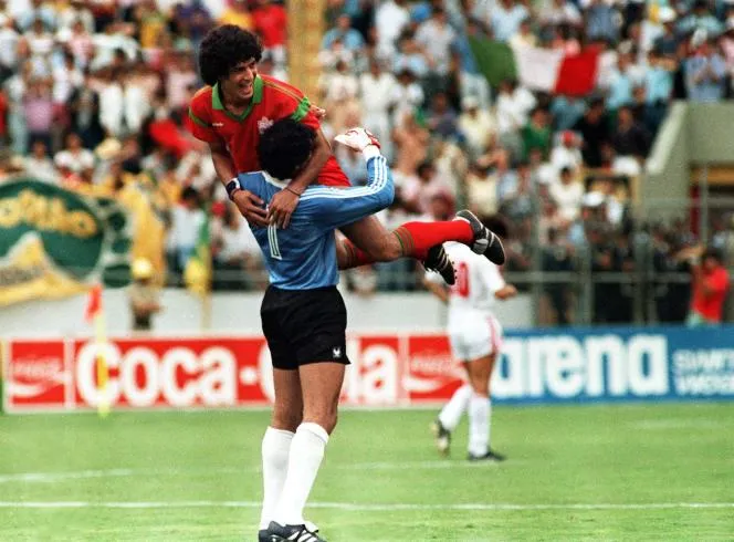 Jogadores marroquinos comemoram a vitória sobre Portugal na Copa do Mundo do México em 11 de junho de 1986