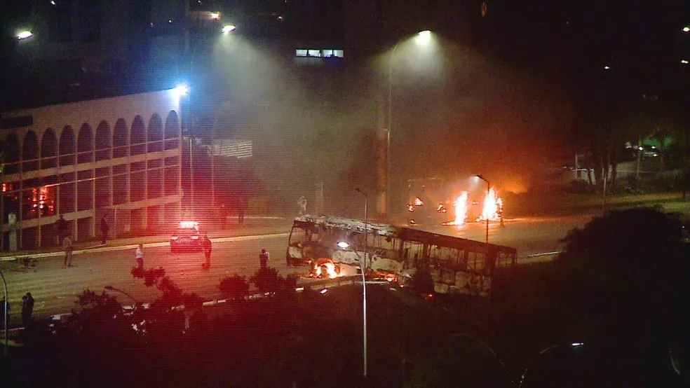 Ônibus incendiado por apoiadores radicais de Bolsonaro, na Asa Norte, em Brasília