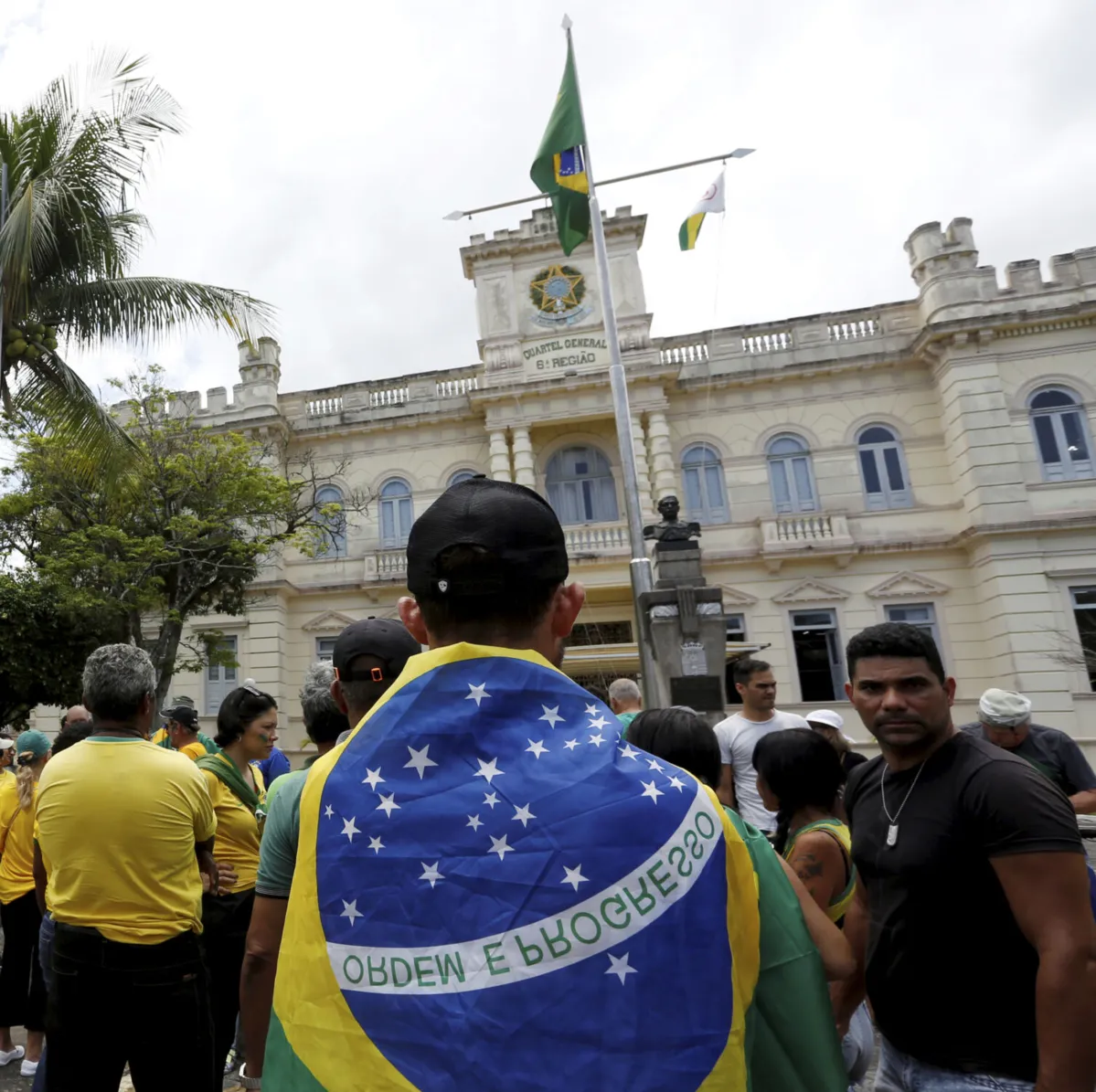 Apoiadores do presidente Jair Bolsonaro (PL) em frente ao Quartel da Mouraria, em Salvador