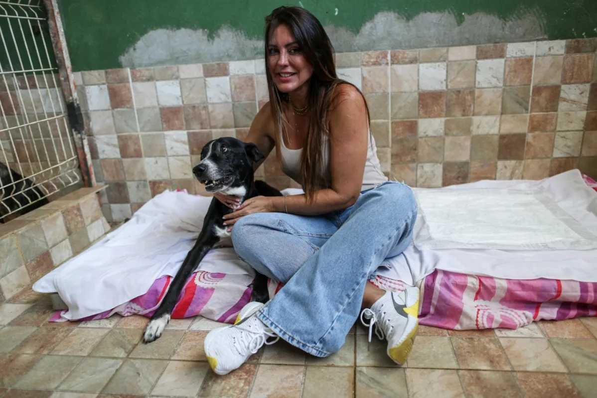 A empresária Marina Guimarães mantém um abrigo e alerta para a responsabilidade de se adotar um animal