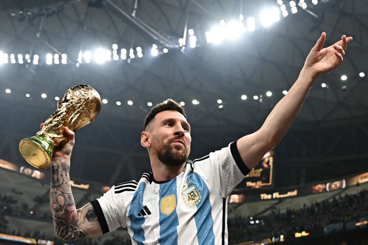 Messi é campeão e eleito melhor jogador da Copa do Mundo