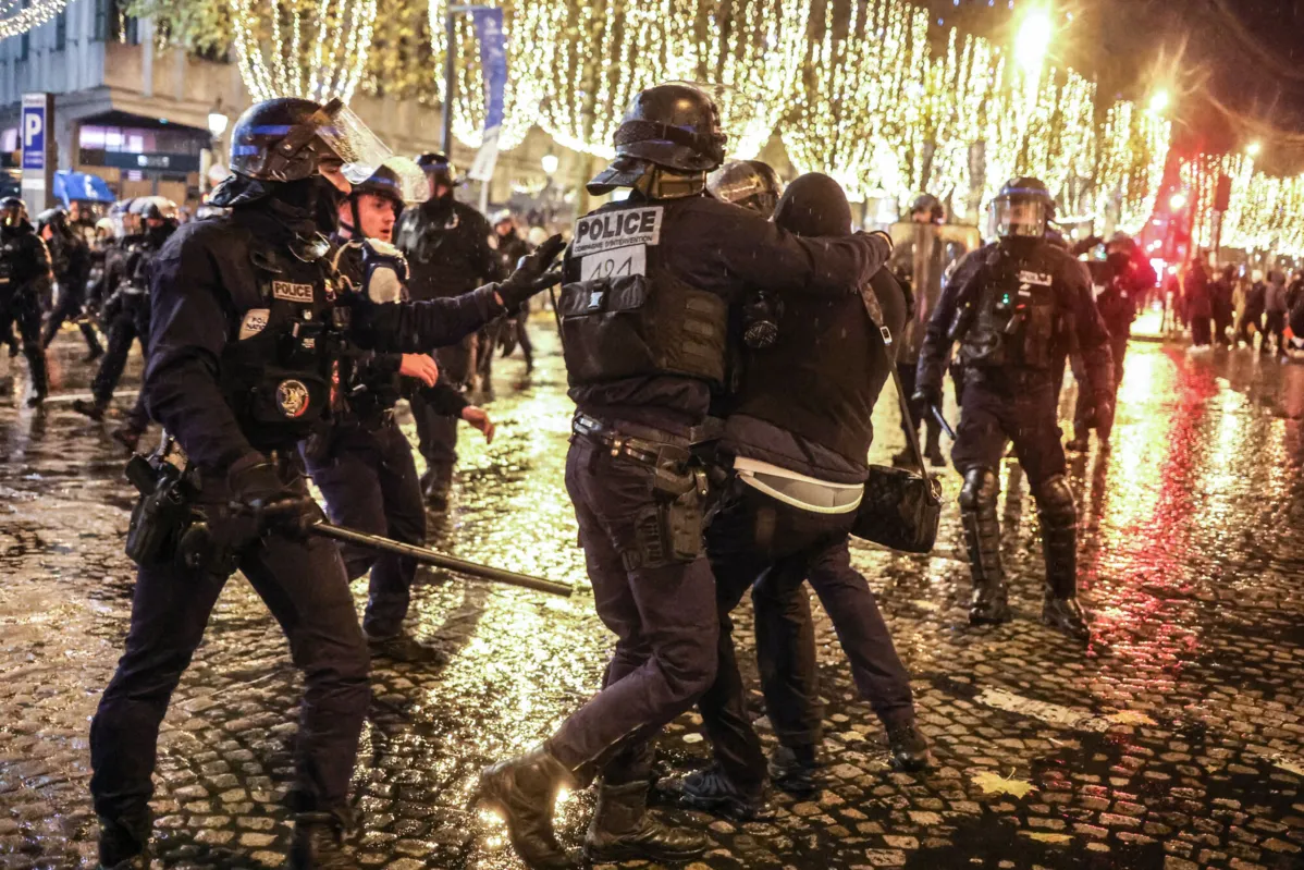 Na avenida Champs-Élysées, policiais foram atacados com garrafas e fogos de artifício