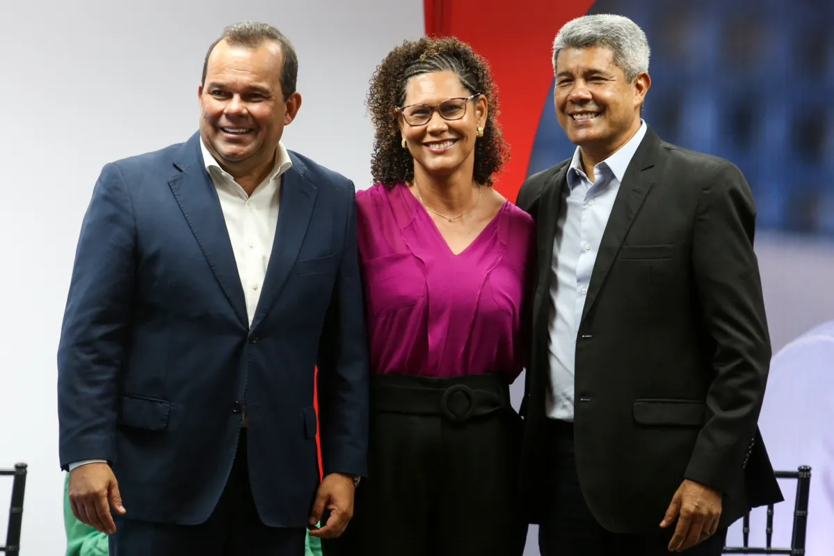Fabya Reis, entre o vice-governador Geraldo Junior, e o governador Jerônimo Rodrigues