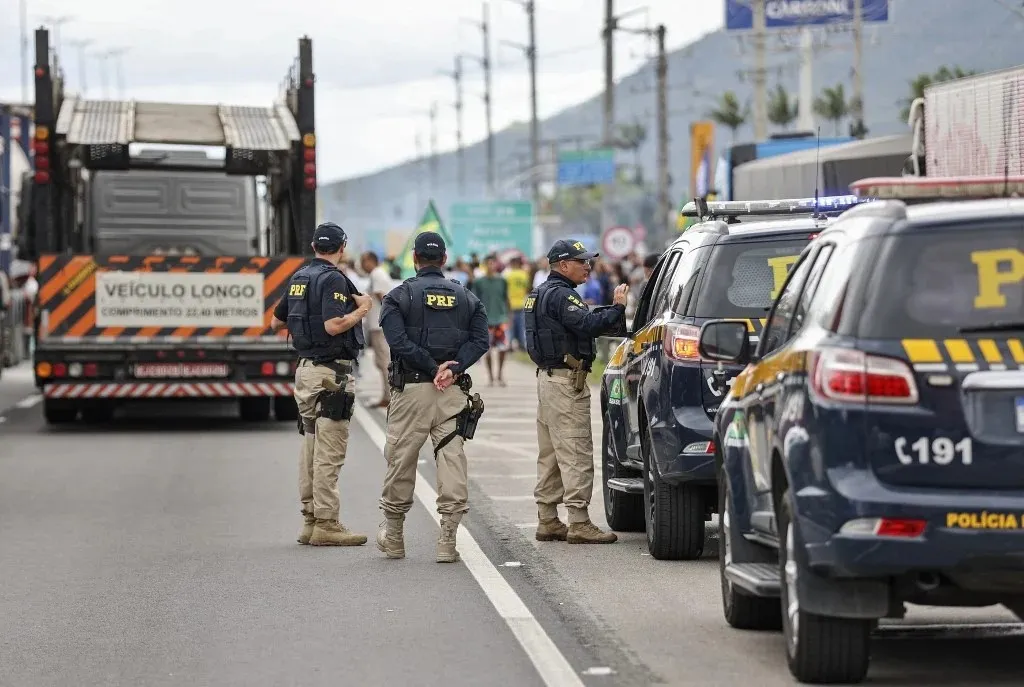 Bolsonaristas descontentes com o resultado das eleições interditaram rodovias por todo o país