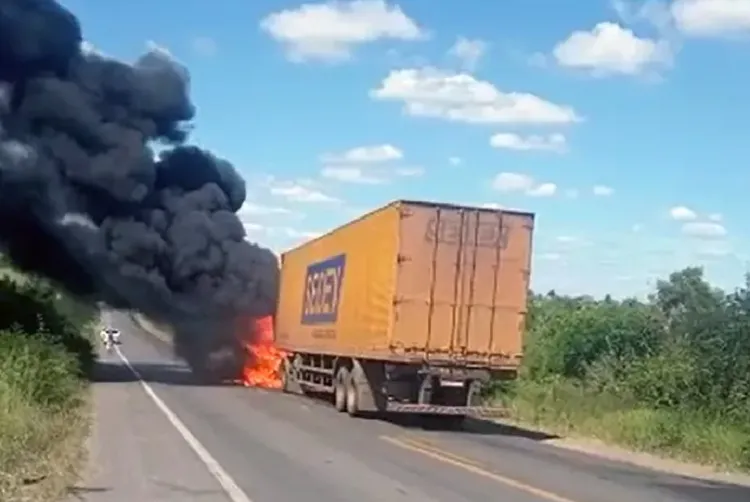 Homem, de 43 anos, que conduzia o caminhão, disse que percebeu uma fumaça vinda do motor e em pouco tempo o fogo se alastrou e tomou conta da carreta