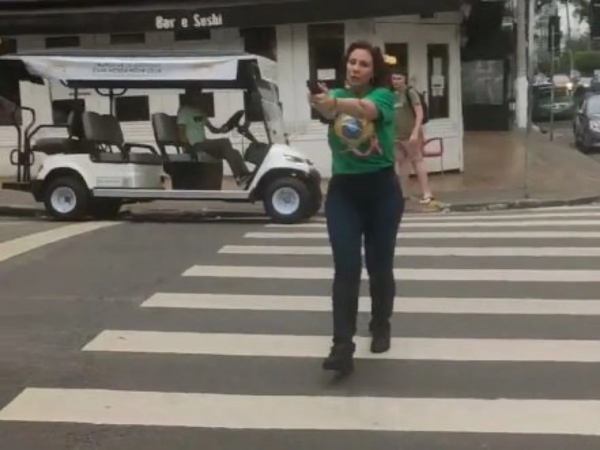 Em outubro, Zambelli foi flagrada com uma pistola na mão no meio da rua, na Avenida Paulista, em São Paulo