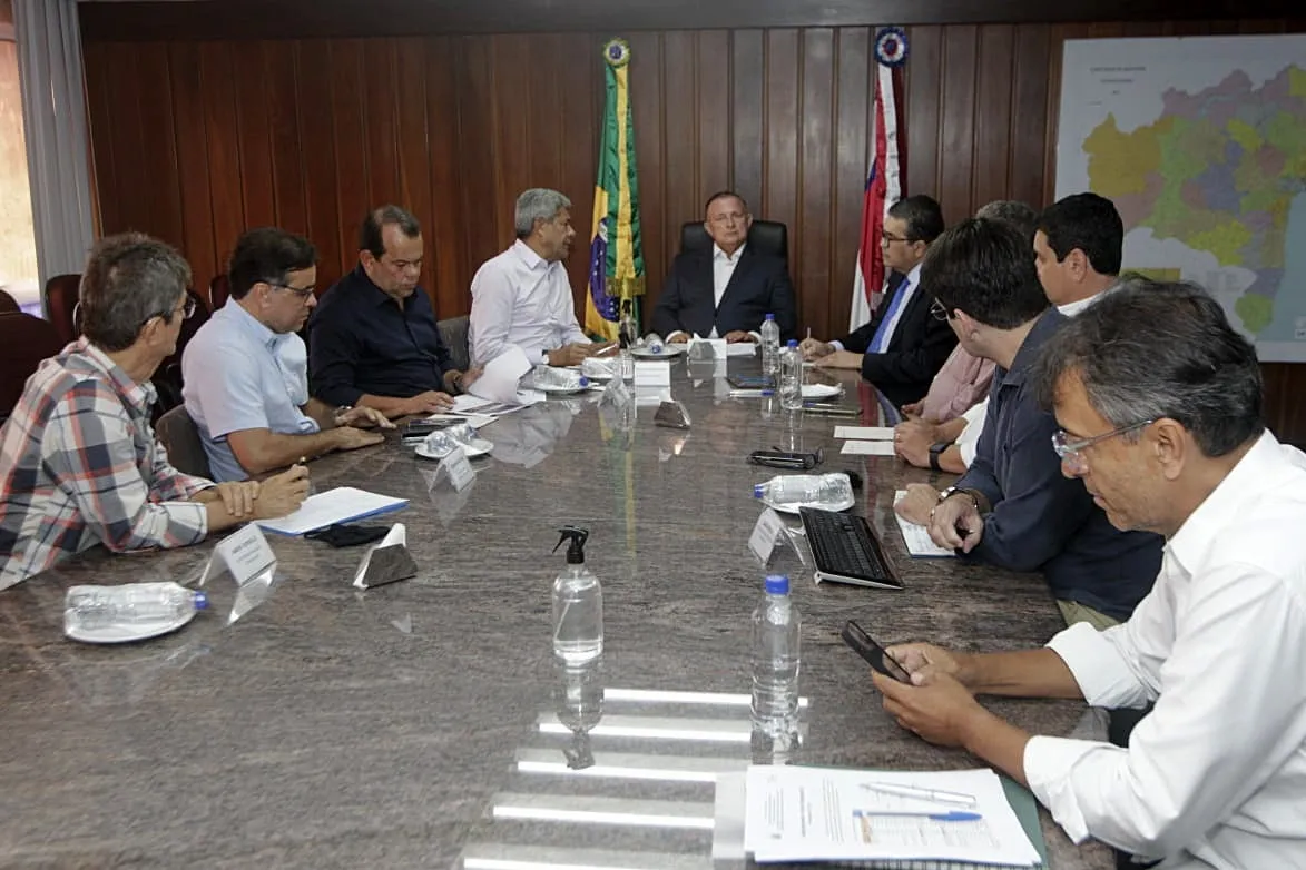 Reunião de avaliação entre governador em exercício, governador eleito e secretários