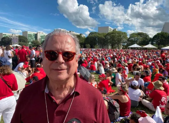 Ex-ministro José Dirceu, acompanhando a posse de Lula na multidão em Brasília