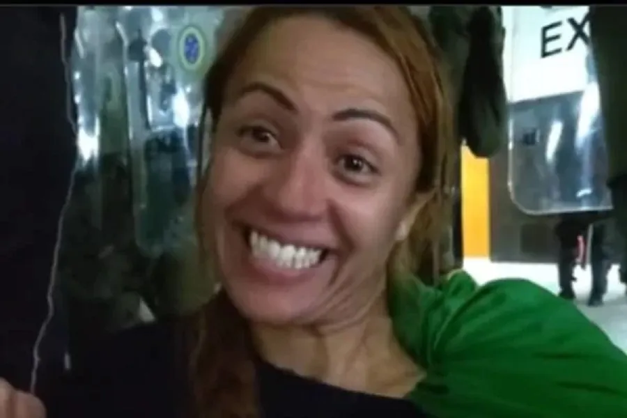 A mulher, identificada como Ana Priscila Azevedo, foi detida por ordem do Supremo Tribunal Federal (STF)